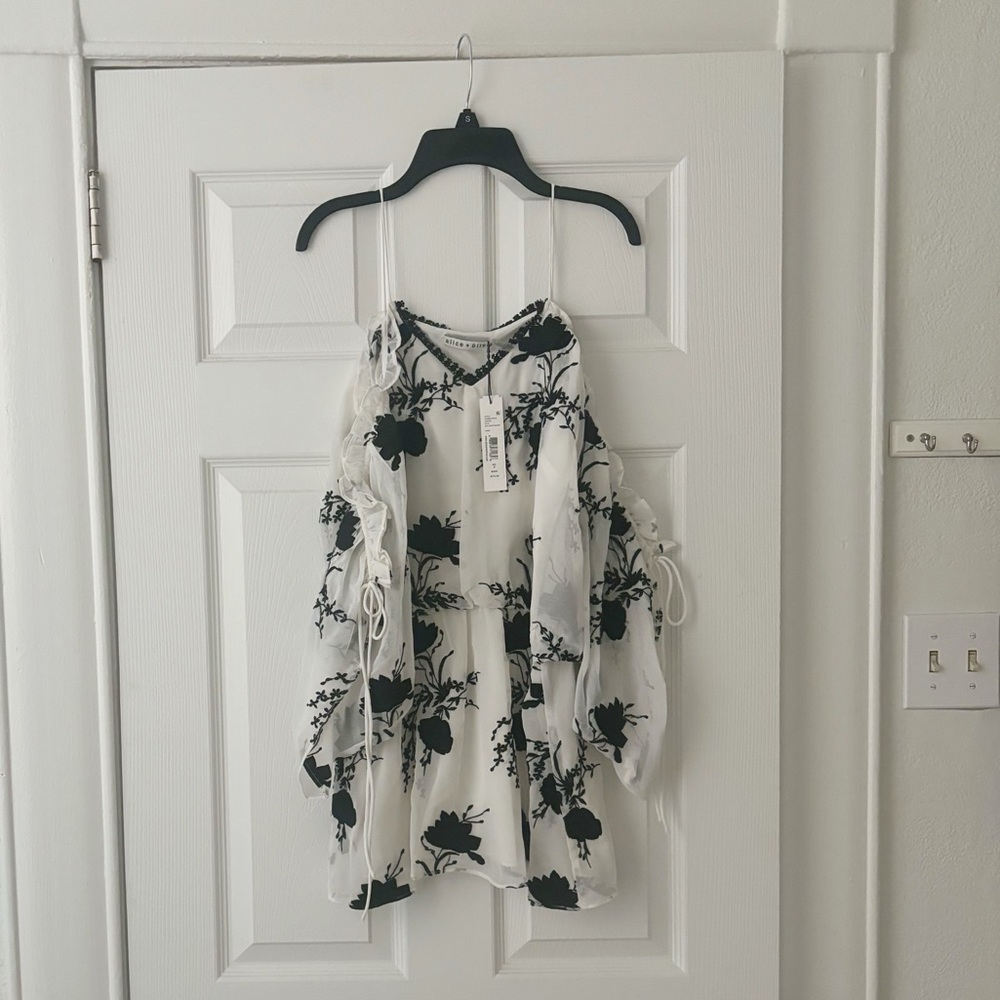 New with tags ALICE + OLIVIA
Floral Print V-Neck Blouse
Size: S